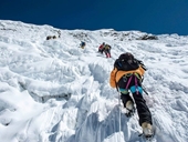 Đỉnh Everest đón các nhà leo núi nước ngoài đầu tiên sau 1 năm