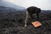 Độc đáo bánh pizza nướng bằng hơi nóng dung nham núi lửa