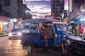Thủ đô Vientiane lần đầu tiên áp dụng giới nghiêm để ngăn chặn dịch