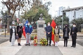 ĐSQ Việt Nam tại Chile đặt vòng hoa tưởng nhớ Chủ tịch Hồ Chí Minh
