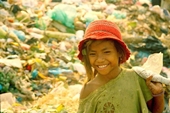 Lọ Lem nhặt rác ở Campuchia đổi đời nhờ học giỏi