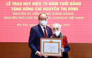 Chủ tịch nước trao huy hiệu 75 năm tuổi Đảng cho bà Nguyễn Thị Bình