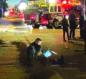 Lính cứu hỏa đọc sách để xoa dịu trẻ sau tai nạn