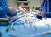 Bệnh nhân nữ có nguy cơ tử vong cao hơn 32 khi được bác sĩ nam phẫu thuật