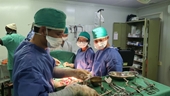 Bác sĩ mũ nồi xanh Việt Nam mổ cứu thai nhi Nam Sudan bằng kỹ thuật khó