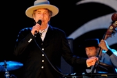 Diễn biến vụ huyền thoại Bob Dylan bị cáo buộc tấn công tình dục
