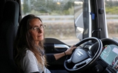 Nữ tài xế xe tải Tây Ban Nha và thực trạng thiếu nhân lực