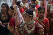 Cha mẹ Ấn Độ ráo riết cho con gái kết hôn sớm