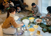 Gia đình Việt ở Nhật gói bánh chưng, đón năm mới xứ người đau đáu nỗi nhớ quê