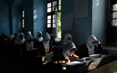 Taliban hứa sẽ mở cửa trường học cho nữ sinh vào tháng Ba