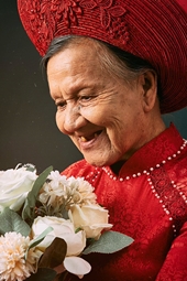 Cụ bà tuổi 80 cười móm mém trong bộ ảnh cưới, nhiều người xúc động