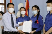 Trao học bổng du học Việt Nam cho học sinh trường Nguyễn Du tại Lào