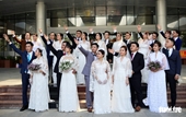 Đám cưới đặc biệt của 20 cặp đôi nhân viên y tế sau nhiều tháng hoãn để chống dịch