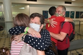 Hành khách vỡ òa hạnh phúc tại sân bay Úc ngày đầu mở lại biên giới