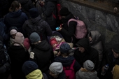 Những em bé trong hầm trú bom Ukraine