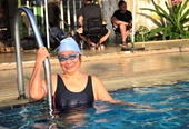 Không ngại mặc bikini, người phụ nữ U70 ở TPHCM thành ngôi sao bơi lội