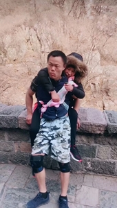 Trung Quốc Người chồng cõng vợ bị liệt leo núi suốt 12 tiếng để ngắm bình minh