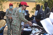 Bác sĩ mũ nồi xanh Việt Nam giúp phụ nữ Nam Sudan bảo vệ thân thể