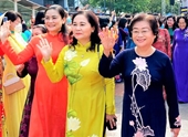Nguyên Phó Chủ tịch nước, lãnh đạo Hội LHPN Việt Nam cùng phụ nữ TPHCM mặc áo dài diễu hành
