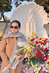 Khánh Ly đón tuổi 77