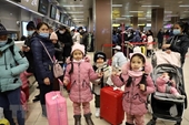 Chuyến bay đầu tiên đưa gần 300 người Việt sơ tán từ Ukraine về nước
