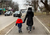 Tạm biệt chồng ở lại Ukraine, người mẹ Việt mang 2 con đi sơ tán