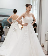Ngô Thanh Vân thử váy cưới giống của Son Ye Jin