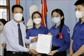 Trao học bổng du học Việt Nam cho học sinh Trường song ngữ Nguyễn Du tại Lào