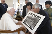 Nhiếp ảnh gia Nick Út tặng ảnh cho Giáo hoàng