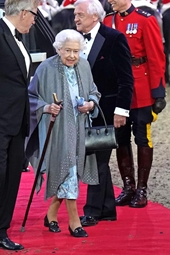 Biểu cảm độc lạ của Nữ hoàng Anh trong sự kiện đầu tiên mừng đại lễ Bạch Kim gây bão truyền thông