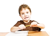 Trẻ tăng động giảm chú ý thường bắt đầu triệu chứng trước 7 tuổi