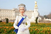 Búp bê Barbie có khuôn mặt của Nữ hoàng Elizabeth II bán hết trong ‘một nốt nhạc’