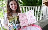 Cô bé 10 tuổi tặng túi đồ sinh nhật cho những trẻ em nghèo