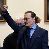 Johnny Depp thắng trong vụ kiện phỉ báng ở Mỹ chống lại vợ cũ Amber Heard