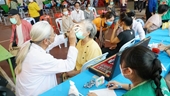 Bác sỹ Việt Nam khám, phát thuốc và tặng quà cho người dân tại Lào