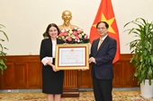 Bộ trưởng Ngoại giao trao tặng Huân chương Hữu nghị cho Đại sứ Australia Robyn Mudie