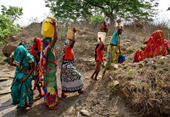 Ấn Độ Nắng nóng kỷ lục, phụ nữ vật lộn tìm nước