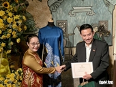 Áo dài Batik thắm tình hữu nghị Việt Nam - Indonesia được tặng cho Bảo tàng Áo dài