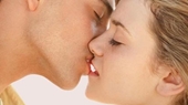 Tại sao nụ hôn quan trọng trong hôn nhân