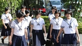 Nữ sinh trung học Nhật Bản bị cấm cột tóc đuôi ngựa, vì sao