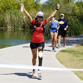 Người phụ nữ một chân chạy marathon 104 ngày liên tiếp