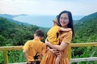 Vợ chồng trẻ lái xe đưa cả nhà du lịch xuyên Việt