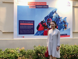 Céline Nhã Nguyễn Vinh dự khi được cắm cờ Việt Nam trên đỉnh Everest