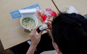 Dân văn phòng Hàn Quốc ăn trưa một mình do giá sinh hoạt tăng cao