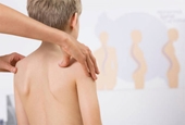 Các yếu tố gây gù vẹo cột sống ở trẻ em, cha mẹ cần biết