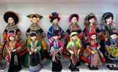 Chế tác trang phục truyền thống của 54 dân tộc cho búp bê