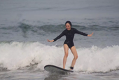 Cô gái Việt sang Bali uống no nước biển để học lướt sóng