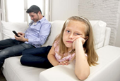 11 thói quen xấu từ bố mẹ mà trẻ dễ bắt chước nhất