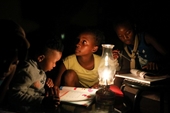 Sinh viên Nam Phi học vào nửa đêm vì  cắt điện