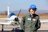 Phi công Anh 16 tuổi lái máy bay tới Việt Nam trong hành trình vòng quanh thế giới